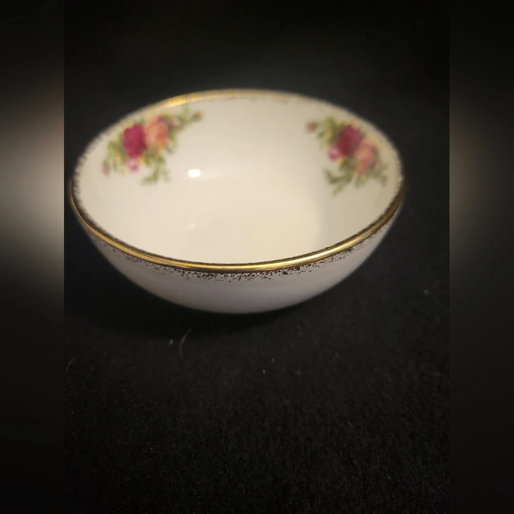 Vintage Royle Albert Old Country roses gold trim fruit bowl.